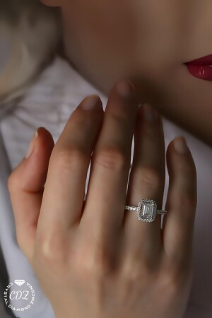 1 im Leuchtkasten. 25 Karat Baguettering - Crystal Diamond Zirconia