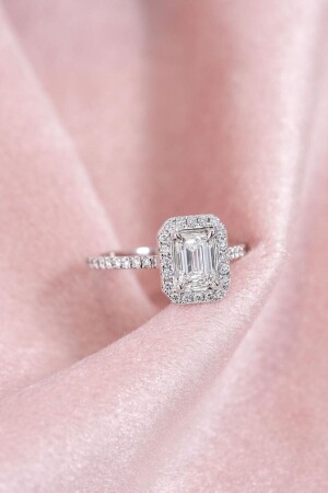 1 Karat Baguette-Solitärring in Leuchtbox - Crystal Diamond Zirconia