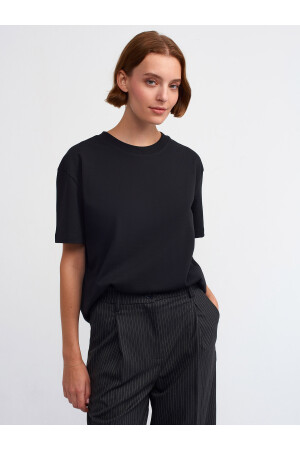 30312 T-Shirt mit dekorativ genähtem Rundhalsausschnitt – Schwarz 101A30312 - Dilvin