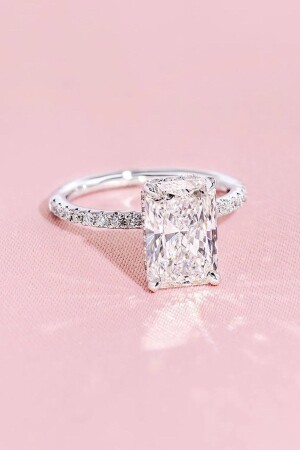 6 Karat Baguette-Ring in Leuchtbox - Crystal Diamond Zirconia