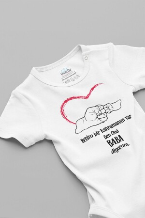 Besonderes Design: „Ich habe einen Helden, ich nenne ihn Papa“-Baby-Body, weiß, Badi Zıbın 5175 - Overoz