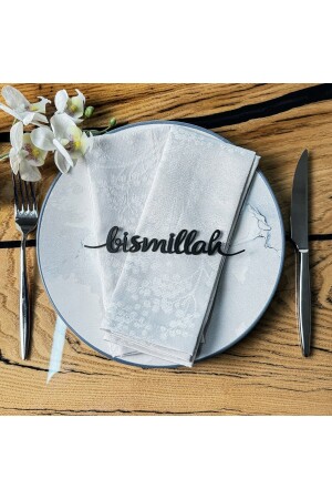 Bismillah geschriebene Serviettenverzierung aus Metall – Ramadan-Konzept - Iwa Concept