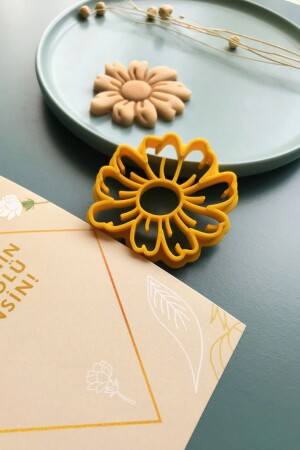 Daisy Cookie Mold and 'You Are the Leading Role of Your Life' Motto Card - Cestopieno