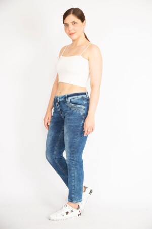 Damen-Jeanshose aus Lycra in Marineblau mit großer Stickerei und detailliertem Wascheffekt 65n36395 - Şans