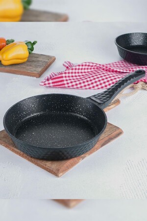 Diamante Black Cast Iron Pan - 24 Cm - Acar