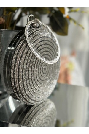 DIE ABENDKLEIDERTASCHE IST ANDERS UND ELEGANT MIT IHREM RUNDEN RIEMEN IM ARMBAND-Look - Blacktavern