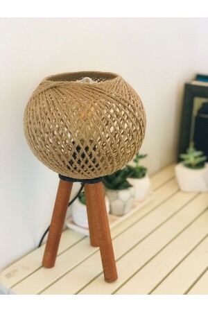Dreibeinige Lampenschirmbeleuchtung aus Holz mit Jute-Kugelkopf - Gökdağ Group