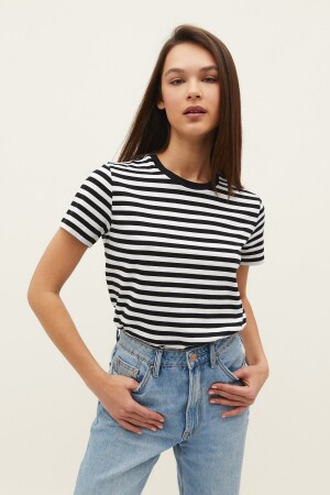 Gestreiftes Kurzarm-T-Shirt - Stradivarius