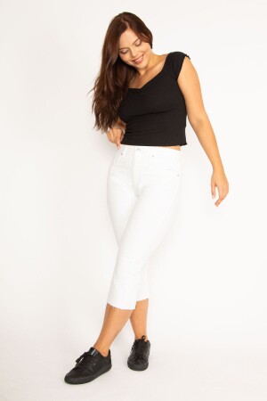 Große weiße 5-Pocket-Jeans für Damen in Capri mit schmutzigen Nähten 65n34539 - Şans