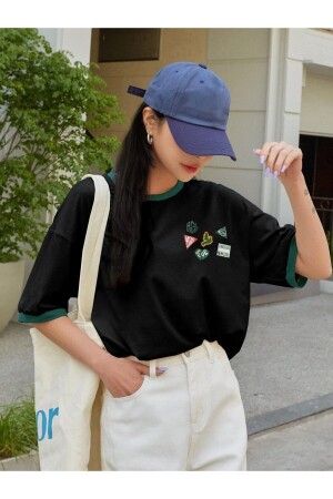 Großes, 6-teiliges, buntes Oversize-T-Shirt aus 100 % Baumwolle mit Kragen und Ärmeln im Sticker-Look - Machetta