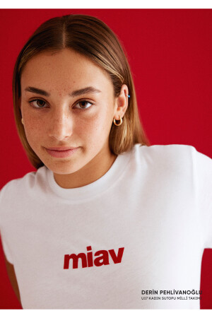 Weißes T-Shirt mit rotem Miav-Aufdruck, reguläre Passform / normaler Schnitt 1610622-86417 - Mavi