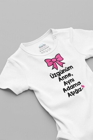 Kız Bebek Üzgünüm Anne Aynı Adama Aşığız Yazılı Beyaz Bebek Body Zıbın Bebek Badi 5051 - Overoz