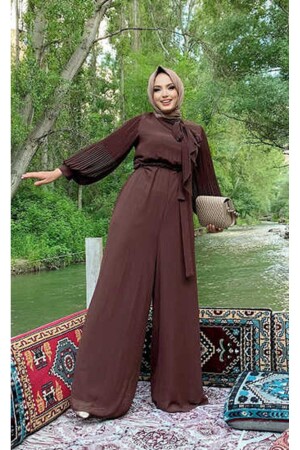 Kol ve Yaka Pilise Detaylı Bel Kuşaklı Şifon Tulum 3507 Kahverengi - Bym Fashion