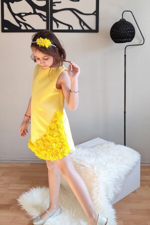 Kurzes Abendkleid für Mädchen aus gelbem Satin mit Blumendetail GI30040 - GİST