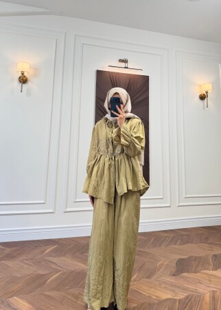 Loose-fitting Suit with Lace Details - Khaki - Duendeca