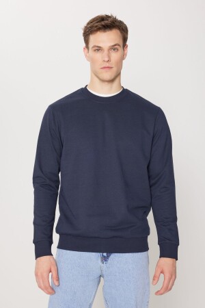 Marineblaues Standard-Fit-Sweatshirt mit Rundhalsausschnitt aus 2-fädiger Recycling-Baumwolle mit normalem Schnitt für Herren - Ac&Co / Altınyıldız Classics