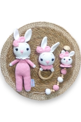 أرنب هدية وردي من طراز MNZ-Amigurumi، سلسلة مسكّنة، مجموعة ريتل سويفن كومباني 0013 - Cherry Baby