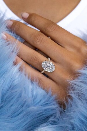 Ovaler 8-Karat-Ring in garantiert beleuchteter Box - Crystal Diamond Zirconia