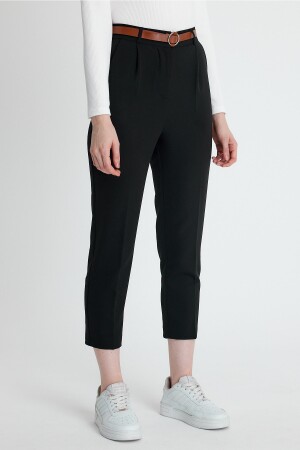 Saisonale Stoffhose für Damen mit schmalem Bein und Faltengürtel in Schwarz - Macharelbasic