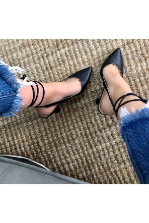 Schwarze Kalasik-Schuhe mit Absatz für Damen mit Knöchelriemen - Volante