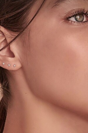 Silberfarbener 2 mm Solitär-Ohrring mit Zirkonstein - Sacce Scarves&Accessories
