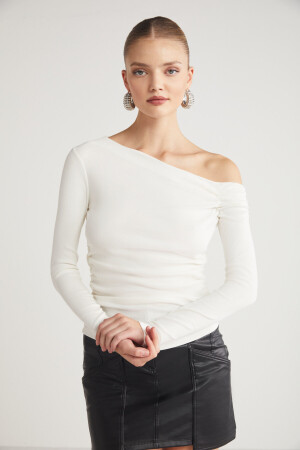 SISSI Kadin Asimetrik Yaka Slim Fit Ekru Bluz - Grimelange