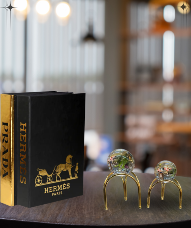 Stilvolles Duo des Hauses Irayhomedecor, 2-teilige schwarzgoldene Prada-Hermes-Dekorationsbuchbox & 2-teiliger 91 cm großer Kristallglobus aus Metalay in Goldfarbe - Irayhomedecor