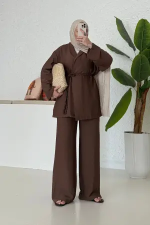 Strickanzug aus Leinen mit Gürtel in Braun - Nuuwears
