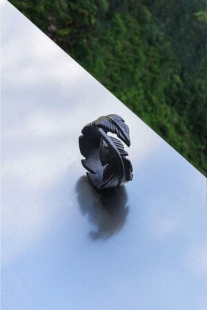 حلقة من الرجال والنساء السوداء مع صورة ورقة ريش - The Collection
